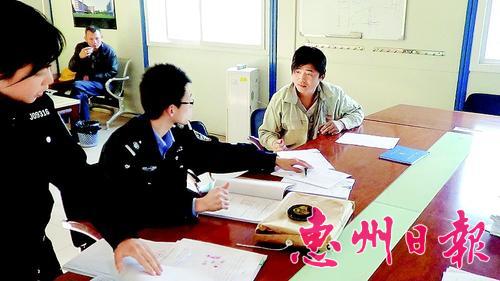 工作人员接访来维权的异地务工人员。