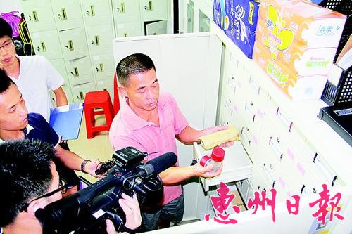 秋长每个村委会办公室都放了一个保险柜,存放各个村民小组的公章。