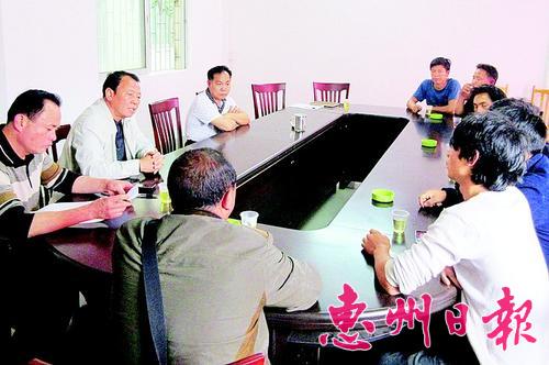 �����������ɫ�����ߣ��ڵ������ס�
