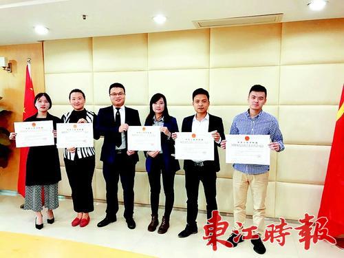 ���գ�5����Լ����˾��������ȡ��Ӫ����֤��������ʱ������������ΰ ��
