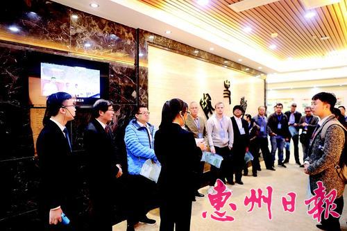 �⼮��ʿ���۰�̨ͬ�����ڲιۻ������м�����ԺԺʷ�ݡ�
    �������� �� ��ͨѶԱ����� ��
