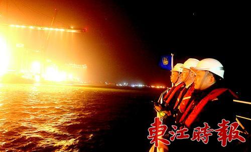 夜巡联合行动组巡航集装箱码头。《东江时报》记者匡湘鄂 通讯员蔡俊杨 安琪 摄